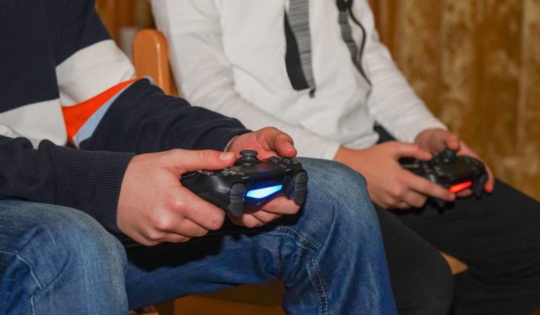 Что означает оранжевый свет на контроллере PS4?