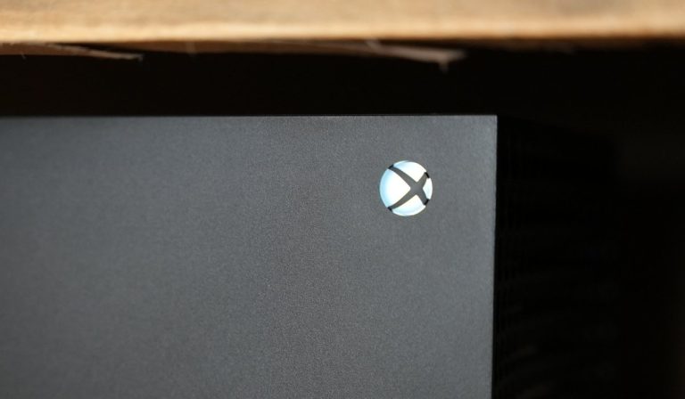 Почему индикатор на моем Xbox Series X продолжает мигать?
