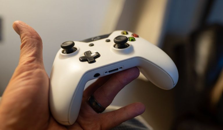 Как исправить контроллер Xbox, который продолжает выключаться сам по себе