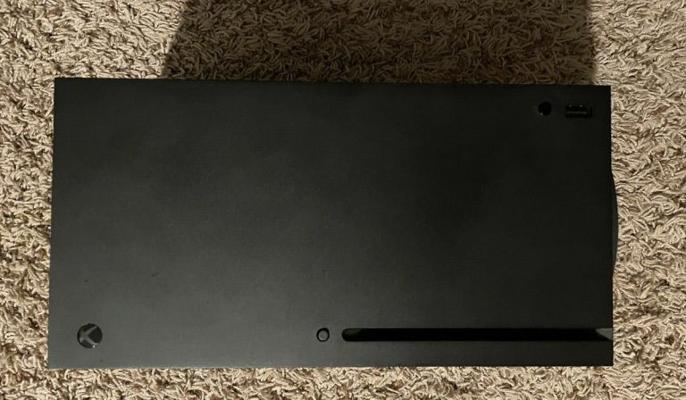 Можете ли вы держать Xbox Series X на полу?