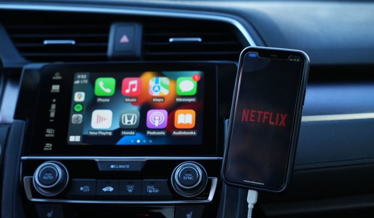 Можно ли смотреть Netflix на Apple CarPlay?