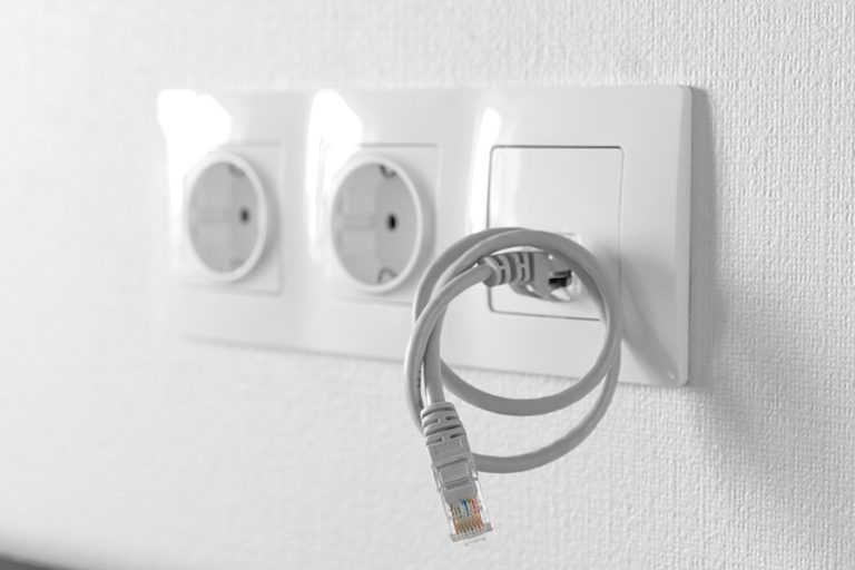 Можно ли проложить кабель Ethernet рядом с электрическим кабелем?