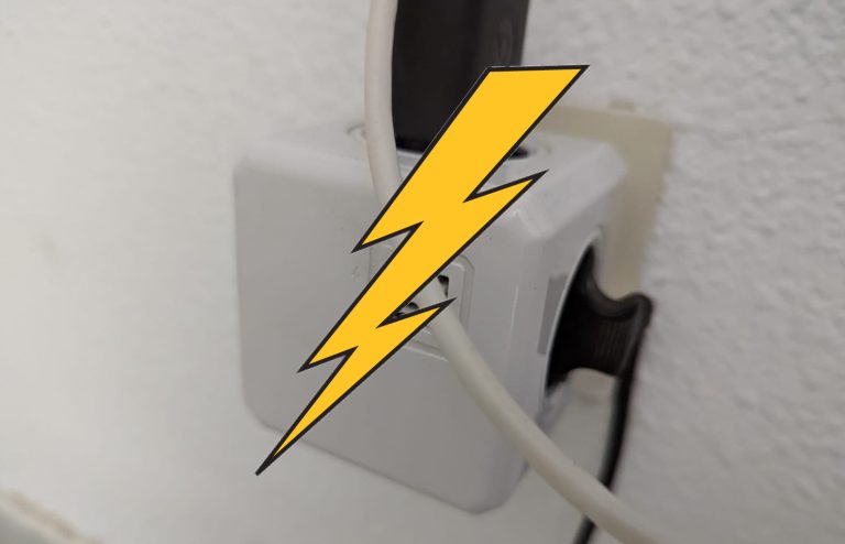 Оставленное зарядное устройство подключенным к розетке потребляет электроэнергию?