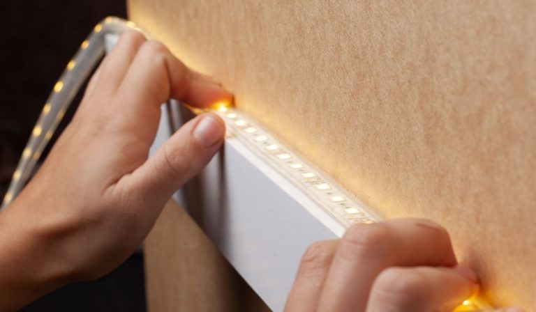 Как снять и переклеить светодиодные ленты за 4 простых шага