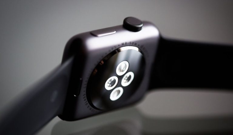 Почему задняя часть Apple Watch светится красным?